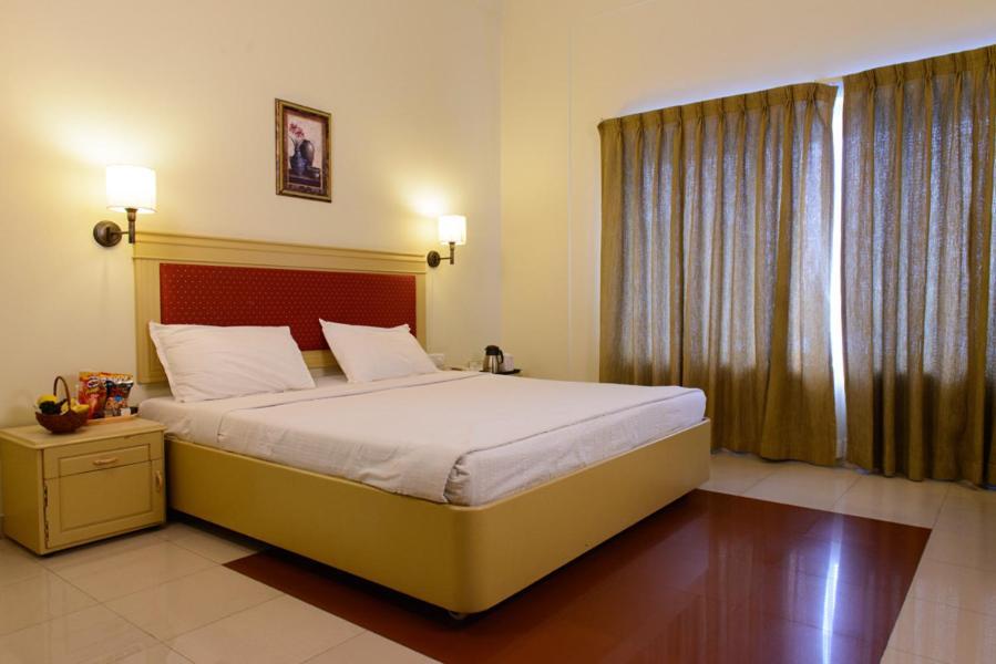 Club7 Hotel Tiruvalla Exterior foto