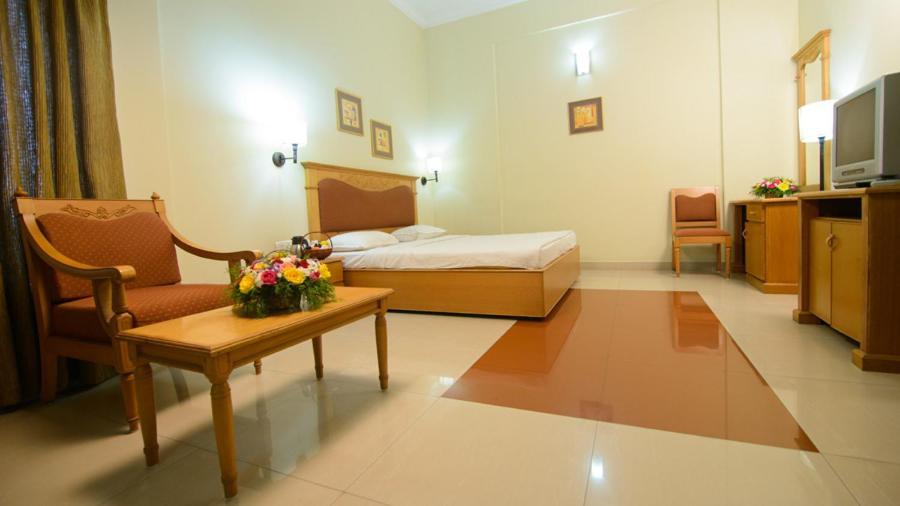 Club7 Hotel Tiruvalla Exterior foto