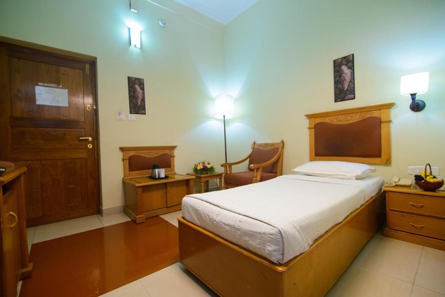 Club7 Hotel Tiruvalla Exterior foto